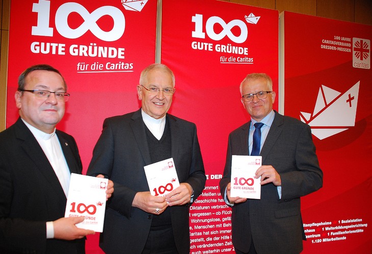 Von links: Der Vorsitzende der Diözesancaritas, Diakon Dr. Daniel Frank, Bischof Heinrich Timmerevers und Caritasdirektor Matthias Mitzscherlich bei der Präsentation der Festschrift zum Jubiläum. © Andreas Schuppert